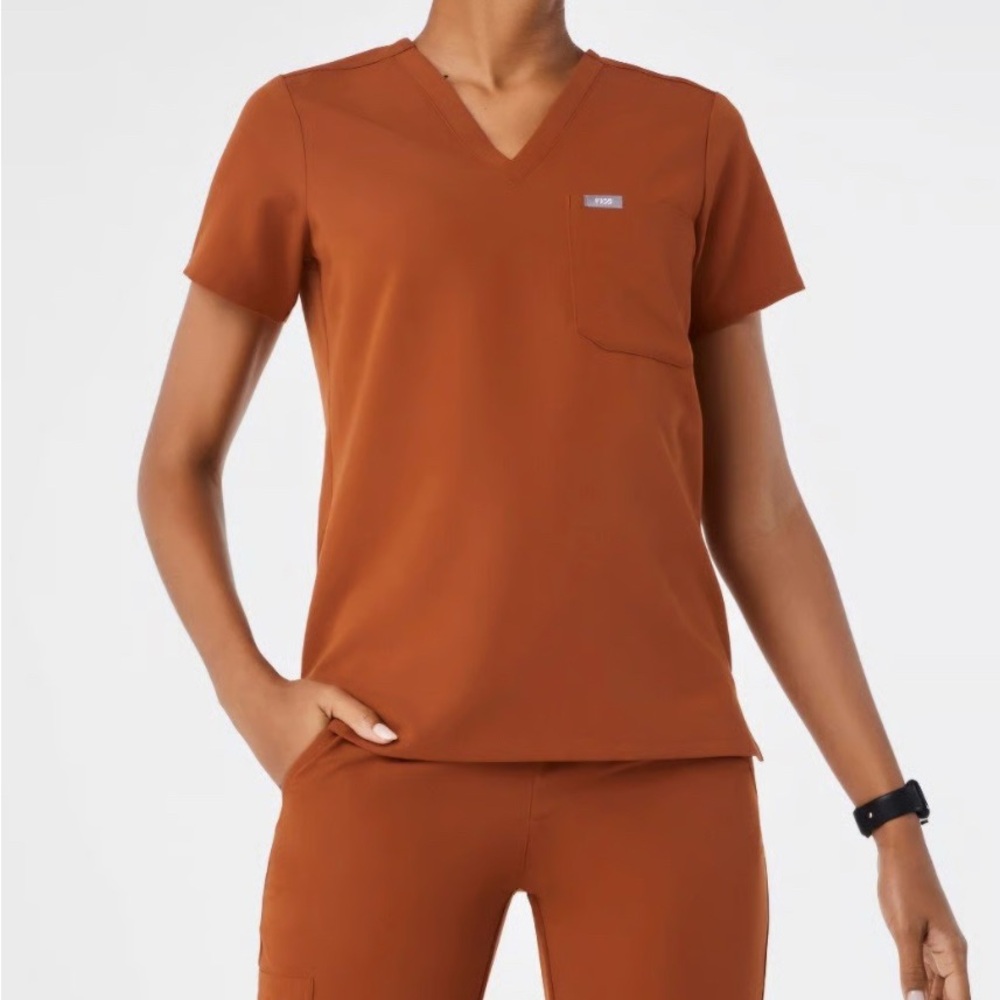 FIGS “dirty chai” scrub top